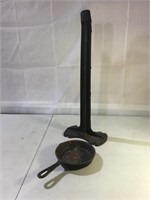 2Pour Spout Cast Iron 3B Skillet, Shoe Stand