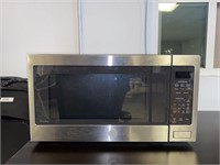 GE Profile Microwave, 1100 Watt Turns on