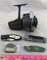 Vintage Fishing Reel and 3 Pocket Knives +