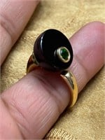 14K GOLD ONYX AND PERIDOT COCKTAIL RING SZ 7 7.08g
