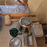 Assortment of kitchen items