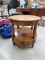 Oval Thomasville End Table 28x22x22