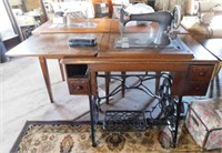 1911 Franklin treadle sewing machine in table w/