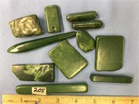 Lot of assorted Alaskan jade pieces       (k 18)