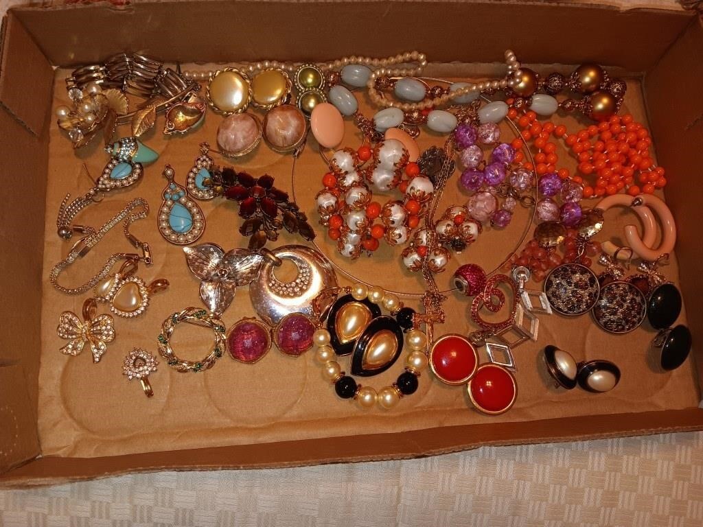 Box of costume jewelry A lot of it is signed