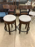 2 Swivel stools