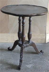 QUEEN ANNE STYLE ROUND SIDE TABLE