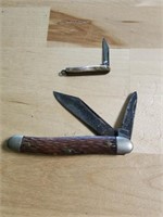 2 unbranded pocket knives