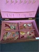 Estate, jewelry, lot brooches, hatpin, and box