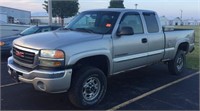 2004 GMC Sierra 2500HD ext cab short bed truck 4x4