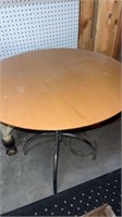 Small round table and black mat wood box not no