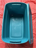 Plastic Tote With Lid (Lid Has Crack)