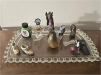 Tray of small collectibles
