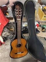 NICE YAMAHA ACOUSTIC GUITAR W CASE G-231