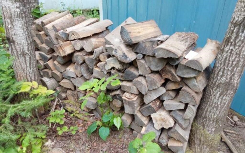 SEASONED SPLIT FIREWOOD STACK