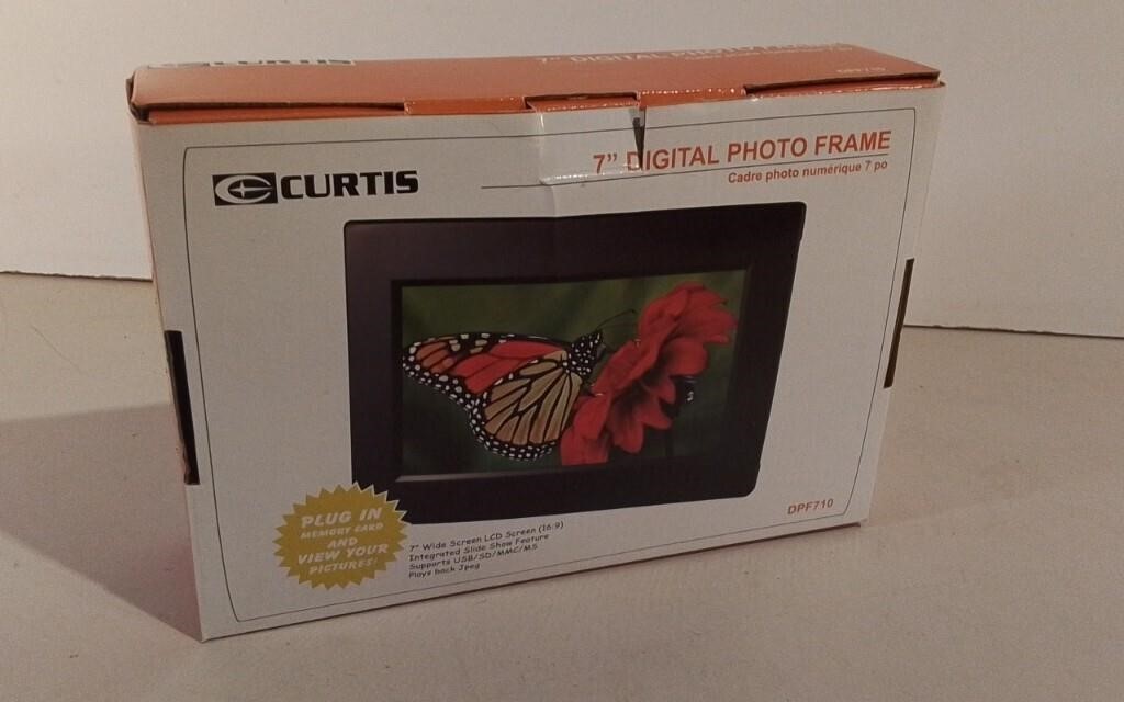 Curtis 7" Digital Photo Frame Appears Unused