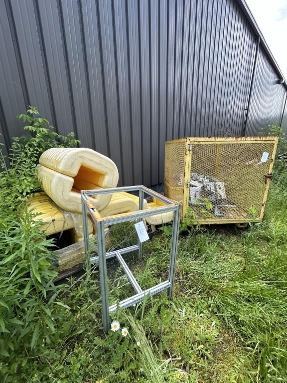 FORK LIFT RACK 4' X 6' ? MISC. PLASTIC CONTAINERS