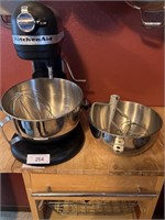 KITCHEN AIDE MIXER WITH 2 BOWLS AND ATTACHMENTS