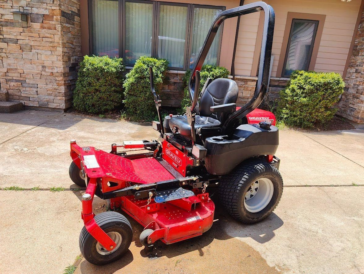 GRAVELY ZERO TURN MOWER