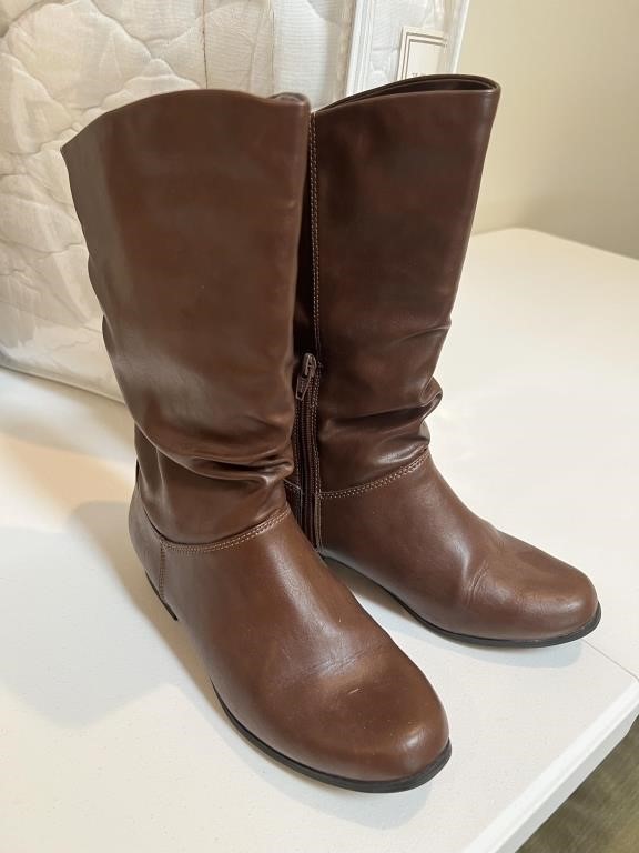 Ladies Size 7 Brown Boots