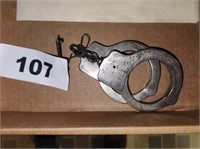 VTG. METAL HANDCUFFS W/ KEY