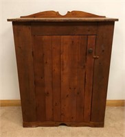 EARLY COUNTRY PINE CUPBOARD