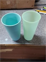 2 Tupperware cups