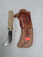 Linoleum knife with buck sheath