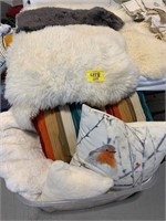 TOTE OF DÉCOR PILLOWS, FAUX FUR RUGS OF ALL KINDS