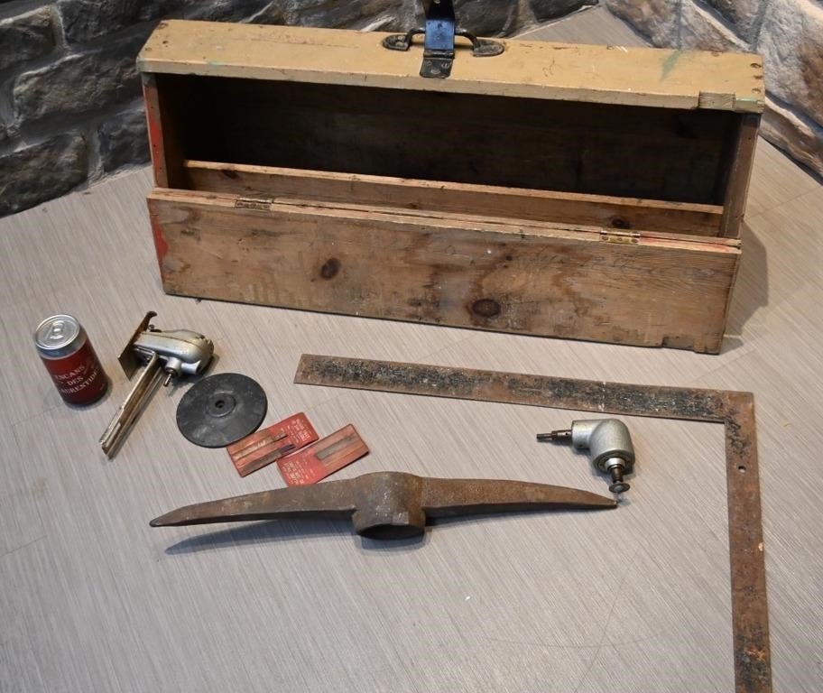 Coffre à outils en bois, avec outils