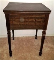 810 - VINTAGE SEWING MACHINE ACCENT TABLE