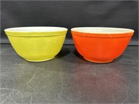 2 PYREX mixing bowls, red and green #402