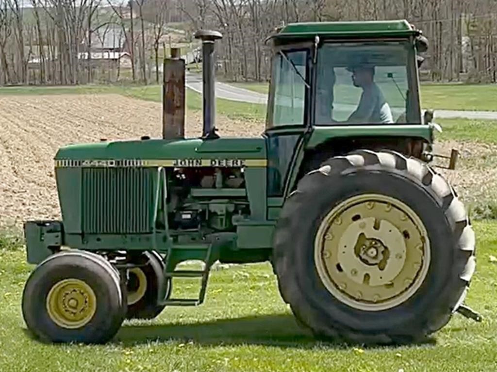 John Deere 4440 cab tractor w/power shift