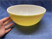 Vtg large Pyrex yellow mixing bowl