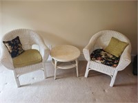 2 wicker chairs and side table