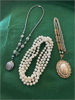 Long pearl necklace,