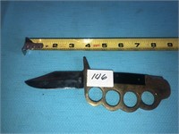 Knuckle trench knife