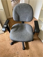 Rolling office chair with arm rests
