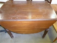 Drop leaf table 42" x 27" top w/ leaves dropped