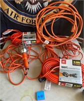 W - MIXED LOT OF ELECTRIC CORDS & SHOP LIGHT (G82)