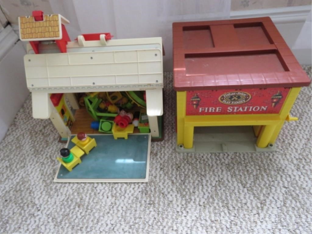 FISHER PRICE PLAY FAMILY SCHOOL AND FIRE STATION