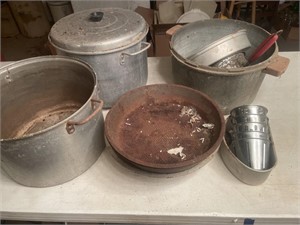 Metal pot, kitchen items