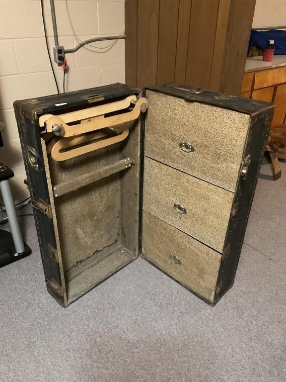 Auction Ohio  Vintage Foot Locker