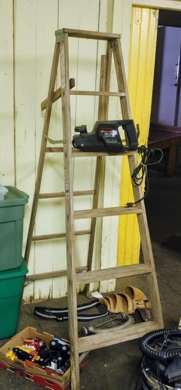 6 FOOT WOODEN STEP LADDER ONLY