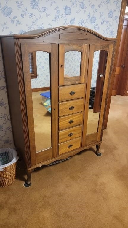 Beautiful wardrobe dresser with working key