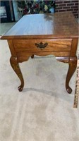 Broyhill Side Table 22x27x23