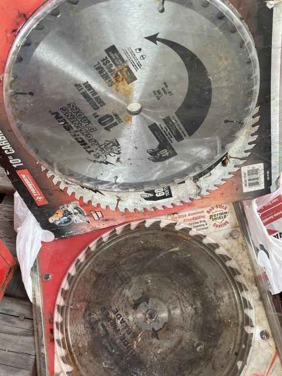 Lot with multiple saw blades,