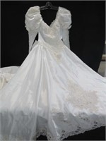 LADIES WEDDING GOWN (SIZE SMALL & VEIL)