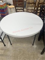 New round folding table