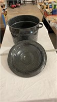 Enamel pot with lid